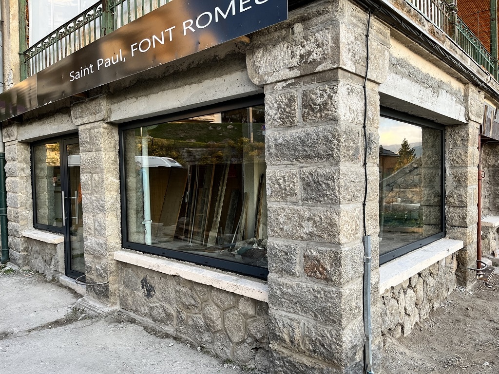 Devanture entrée principale, menuiserie aluminium, porte vitrée Font-Romeu, Skylight aluminium